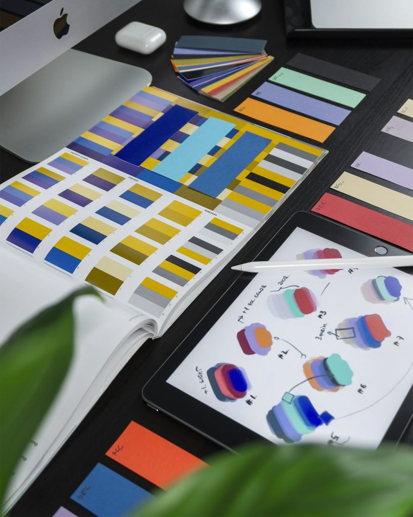Branding para pymes: mesa de trabajo con paleta de colores, tipografía y materiales de identidad de marca