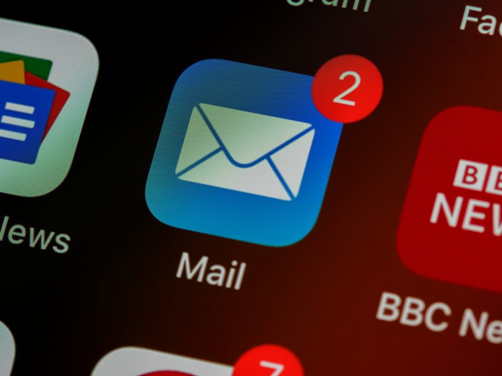 Email marketing para pequeños negocios: pantalla de ordenador mostrando una campaña de correo electrónico