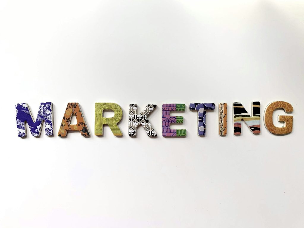 Marketing de contenidos: persona planificando una estrategia de contenido con notas y calendario